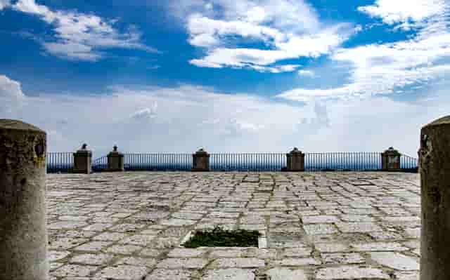 时尚衣服颜色搭配技巧(衣服颜色搭配技巧男)