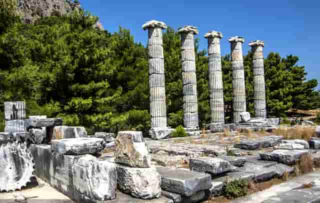 华夏保险河源中支举办两会精神学习专题党课